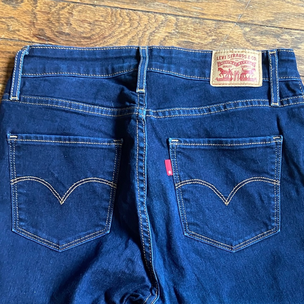 LEVIS dark wash denim. Straight leg jeans.